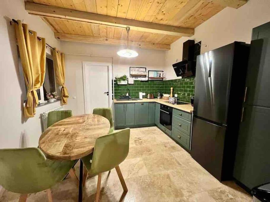 Adorable 3 Bedroom Căn hộ